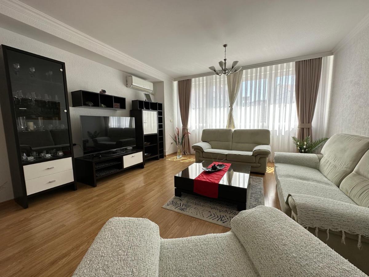 Spacious 3-Bedroom Condo Next To City Center Pristina Exterior foto