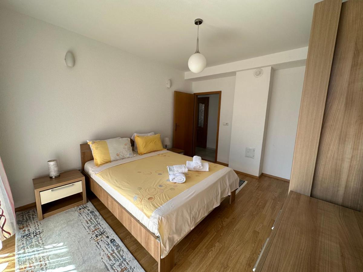Spacious 3-Bedroom Condo Next To City Center Pristina Exterior foto