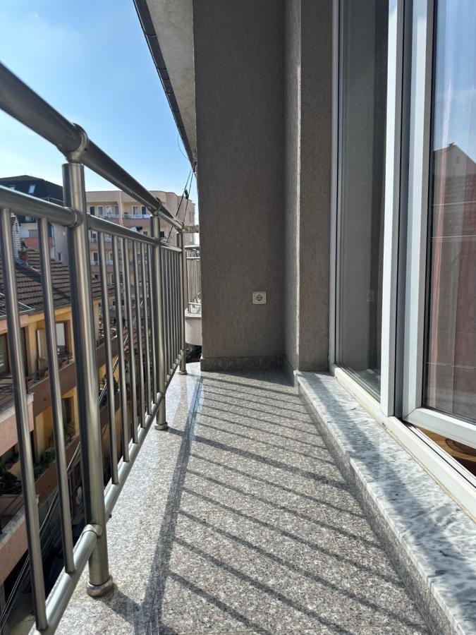 Spacious 3-Bedroom Condo Next To City Center Pristina Exterior foto