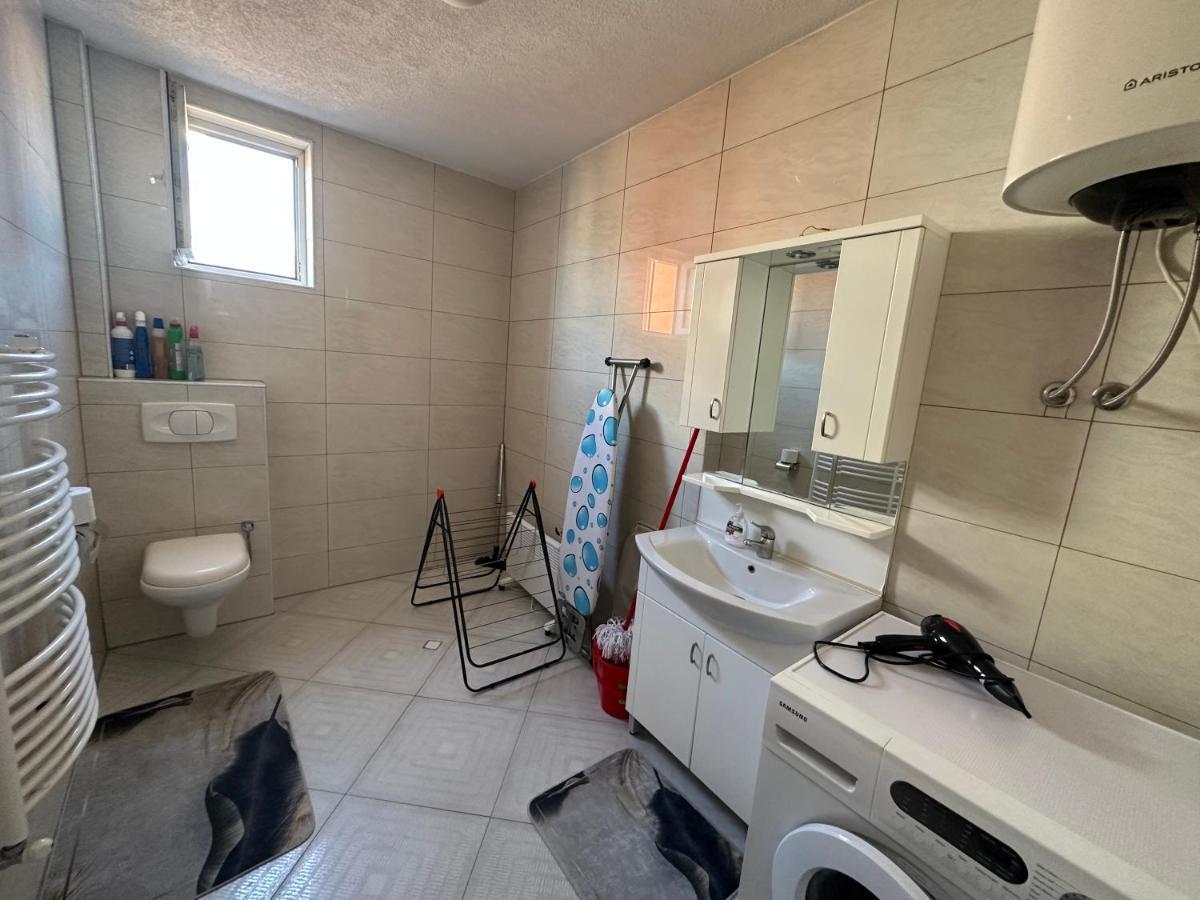 Spacious 3-Bedroom Condo Next To City Center Pristina Exterior foto